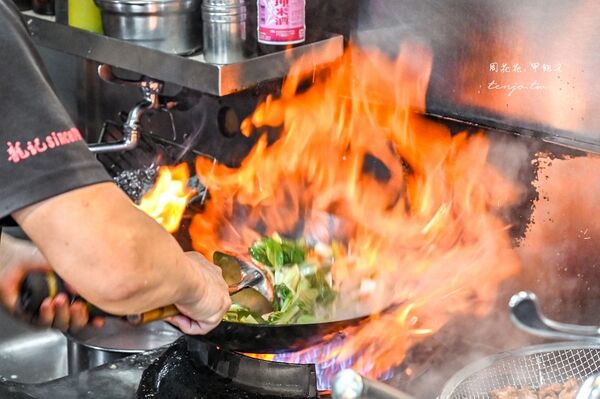 ▲▼台大公館美食「龍記炒燴」,水源市場必吃美食推薦!菜單三鮮炒飯干炒牛河皆一絕鑊氣十足。(圖/部落客周花花提供)