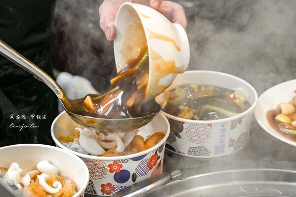 ▲▼台大公館美食「龍記炒燴」,水源市場必吃美食推薦!菜單三鮮炒飯干炒牛河皆一絕鑊氣十足。(圖/部落客周花花提供)