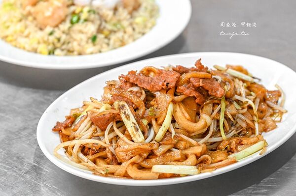 ▲▼台大公館美食「龍記炒燴」,水源市場必吃美食推薦!菜單三鮮炒飯干炒牛河皆一絕鑊氣十足。(圖/部落客周花花提供)