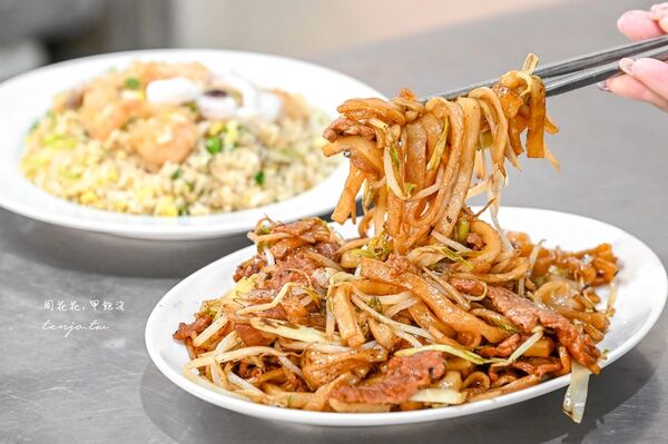 ▲▼台大公館美食「龍記炒燴」,水源市場必吃美食推薦!菜單三鮮炒飯干炒牛河皆一絕鑊氣十足。(圖/部落客周花花提供)