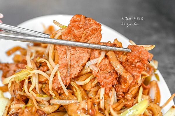 ▲▼台大公館美食「龍記炒燴」,水源市場必吃美食推薦!菜單三鮮炒飯干炒牛河皆一絕鑊氣十足。(圖/部落客周花花提供)