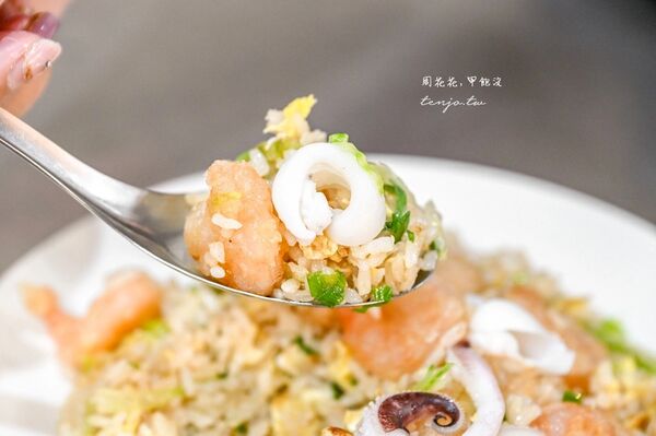 ▲▼台大公館美食「龍記炒燴」,水源市場必吃美食推薦!菜單三鮮炒飯干炒牛河皆一絕鑊氣十足。(圖/部落客周花花提供)