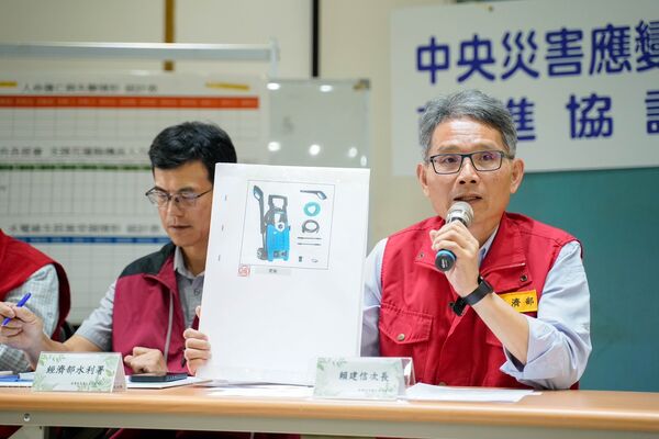 ▲▼中央災害應變中心前進協調所今(26日)召開第4次工作會報,總協調官、經濟部次長賴建信說明花蓮馬太鞍溪堰塞湖溢流最新救災進度。(圖/行政院提供)