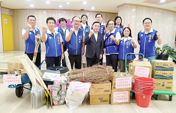 ▲桃園市議會議長邱奕勝(前排中)會同黨團市議員等人購入或募集物資,交由原住民市議員王仙蓮(前排右二)代為送達花蓮縣光復鄉在區。(圖/市議會黨團提供)