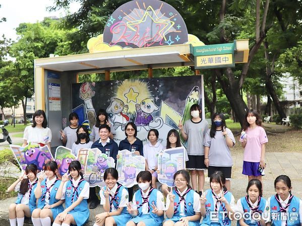 ▲▼高雄光華國中舉辦公車亭設計比賽,首獎作品化身城市街景。(圖/記者許宥孺翻攝)