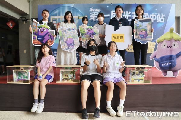 ▲校方將第三名作品〈茄子的校園生活〉延伸設計為可愛的「茄子公仔」。(圖/記者許宥孺翻攝)