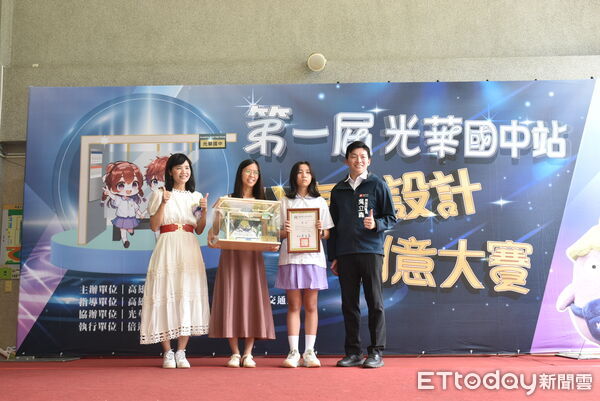 ▲教育局長吳立森(右一)頒獎狀及公車亭獎座給第一名〈校園星途〉創作人王妍筑(右二)。(圖/記者許宥孺翻攝)