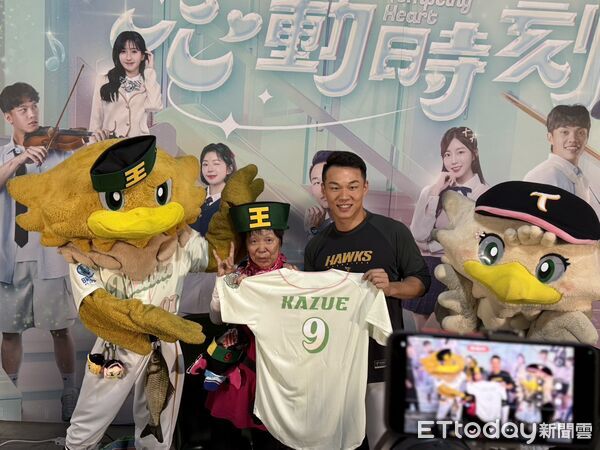 ▲王柏融迎「北海道阿嬤」來台應援 感謝多年支持:真的很感動。(圖/記者胡冠辰攝)