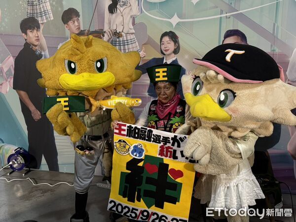 ▲王柏融迎「北海道阿嬤」來台應援 感謝多年支持:真的很感動。(圖/記者胡冠辰攝)