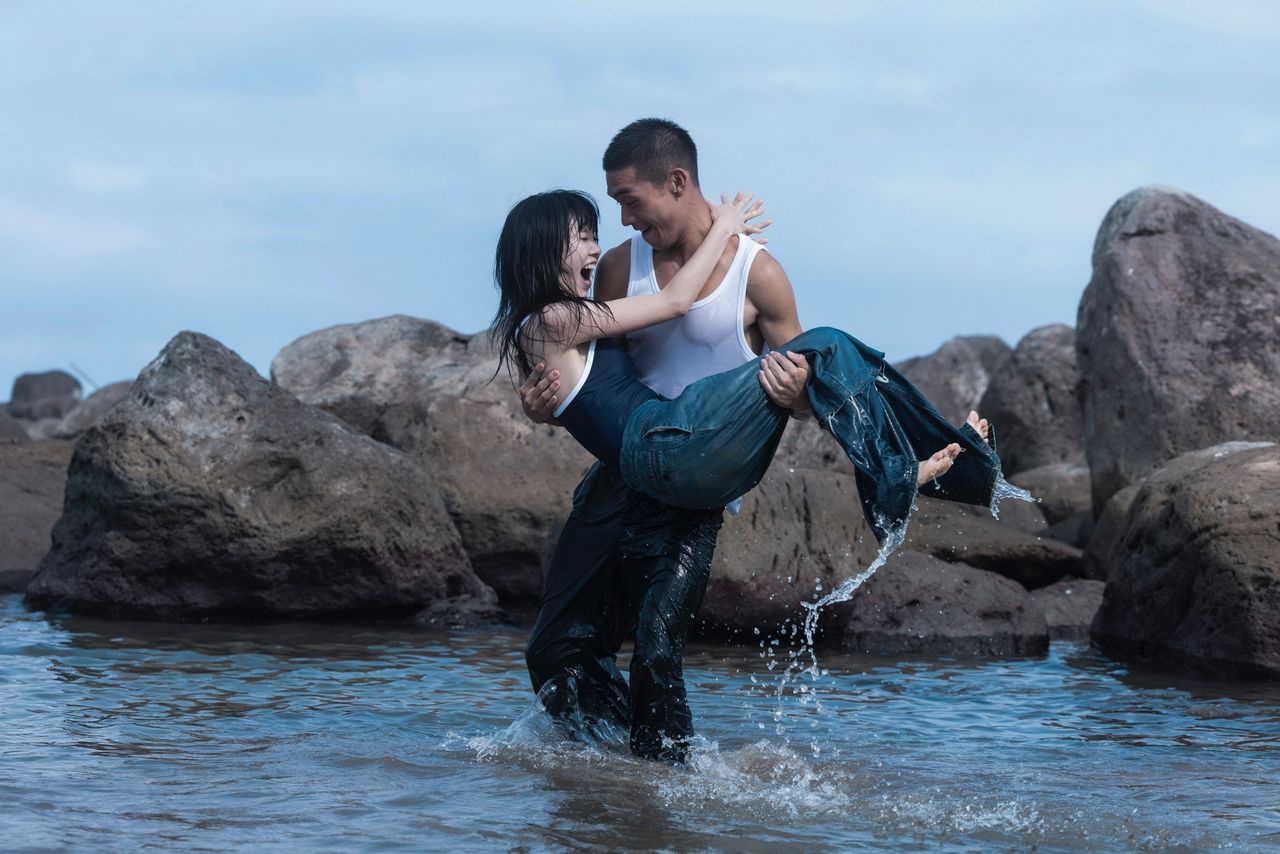 ▲▼白安、牧森〈路邊野餐〉MV。(圖/相信音樂提供)