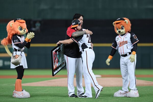 ▲今日龍獅對戰最終回,獅隊贈送林智勝台南球場榮耀紀錄版 。(圖/統一獅提供)