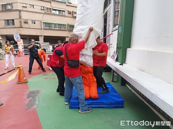 ▲台南市安平區公所與獅子會合作舉辦震災演練,模擬大樓傾斜搜救受困民眾。(記者林東良翻攝,下同)