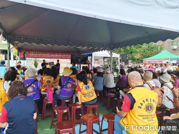 ▲台南市安平區公所與獅子會合作舉辦震災演練,模擬大樓傾斜搜救受困民眾。(記者林東良翻攝,下同)