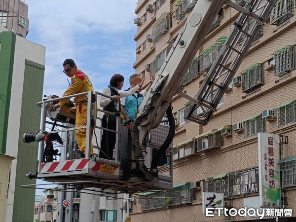▲台南市安平區公所與獅子會合作舉辦震災演練,模擬大樓傾斜搜救受困民眾。(記者林東良翻攝,下同)