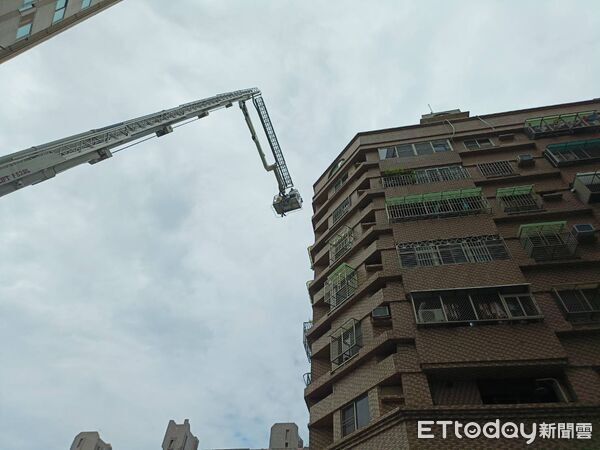 ▲台南市安平區公所與獅子會合作舉辦震災演練,模擬大樓傾斜搜救受困民眾。(記者林東良翻攝,下同)