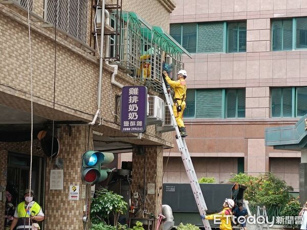 ▲台南市安平區公所與獅子會合作舉辦震災演練,模擬大樓傾斜搜救受困民眾。(記者林東良翻攝,下同)