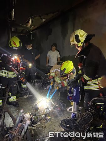 ▲苗栗移工充電動機車突起火,消防人員趕抵現場撲滅火勢,所幸無人傷亡。(圖/記者楊永盛翻攝)