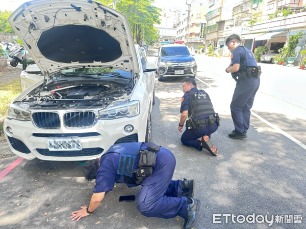 ▲▼高雄市三民區街頭,日前有一隻小貓受困汽車引勤室內,員警使出「神招」利用手機播放母貓的叫聲,成功誘捕救出這隻嚇壞的小貓。(圖/記者吳世龍翻攝)