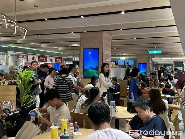 ▲新光三越台中店開幕首日。(圖/記者蔡惠如攝)