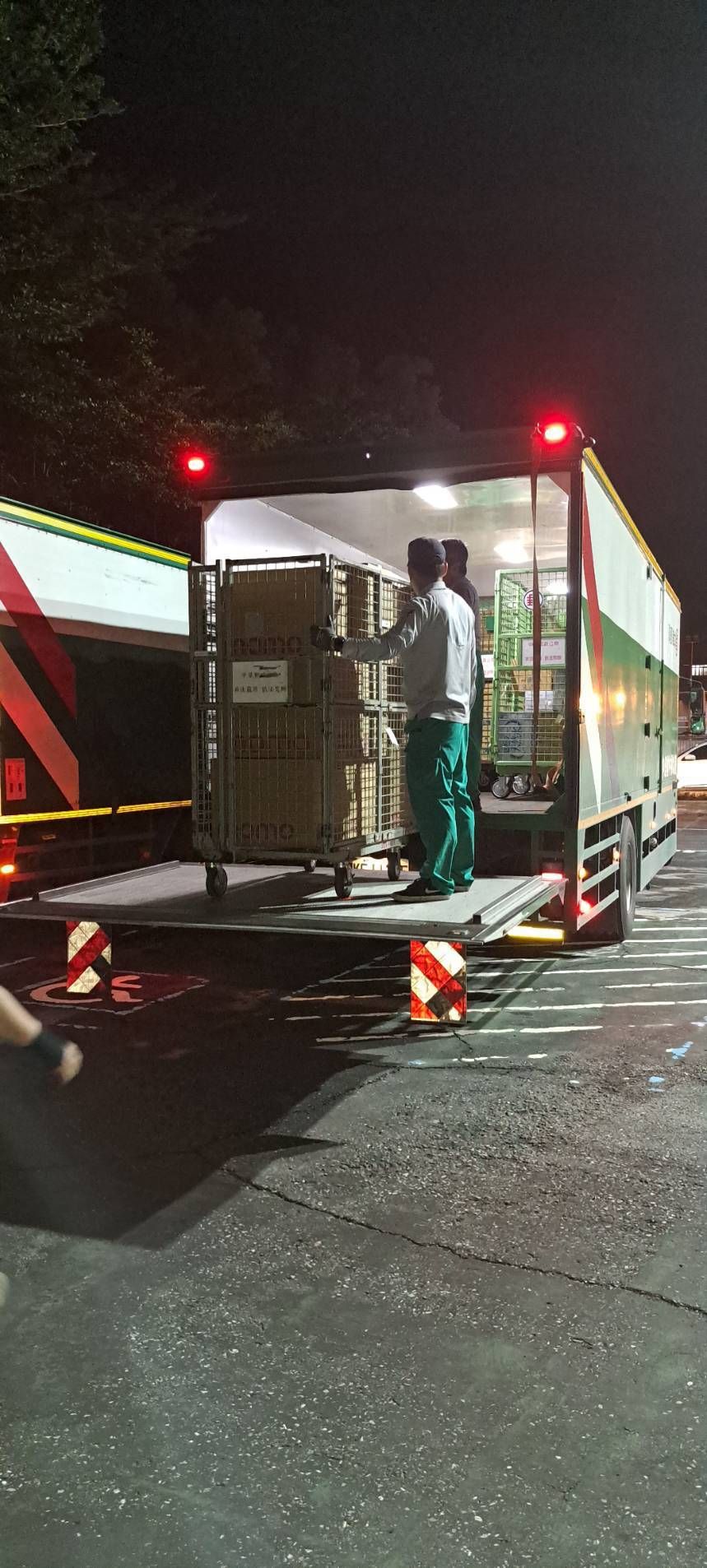 ▲▼昨夜和今天共22名休假的郵局員工主動上班,協助賑災物資運送。(圖/中華郵政提供)