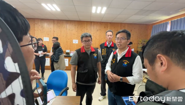 ▲▼花蓮縣府記者會上,媒體質疑「縣長去哪裡」爆發衝突。(圖/地方中心翻攝)