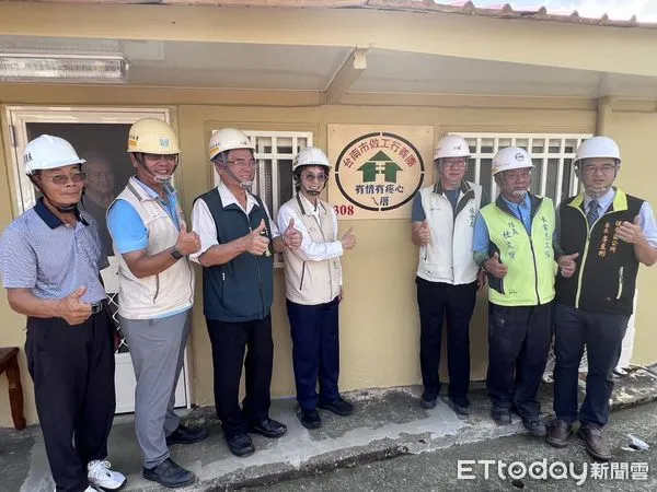 ▲台南市勞工局「做工行善團」教師節連假持續為弱勢修繕房屋,副市長趙卿惠帶隊慰勞志工,現場送上月餅與飲品致謝。(圖/記者林東良翻攝,下同)