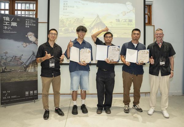 ▲2025台灣國際民族誌影展入選台灣團隊合影:左起影展主席林浩立、《大豹:洄游》導演曾宇平、《退潮坐在岸邊》導演潘志偉、《流離之岸》導演勒嘎.舒米、影展策展人施永德。(圖/台灣國際民族誌影展提供)