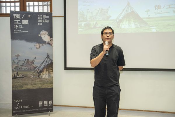 ▲2025台灣國際民族誌影展入選台灣團隊合影:左起影展主席林浩立、《大豹:洄游》導演曾宇平、《退潮坐在岸邊》導演潘志偉、《流離之岸》導演勒嘎.舒米、影展策展人施永德。(圖/台灣國際民族誌影展提供)