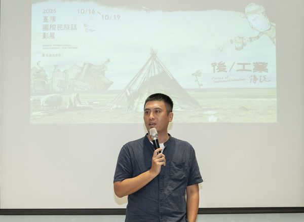 ▲2025台灣國際民族誌影展入選台灣團隊合影:左起影展主席林浩立、《大豹:洄游》導演曾宇平、《退潮坐在岸邊》導演潘志偉、《流離之岸》導演勒嘎.舒米、影展策展人施永德。(圖/台灣國際民族誌影展提供)