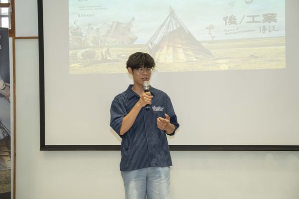 ▲2025台灣國際民族誌影展入選台灣團隊合影:左起影展主席林浩立、《大豹:洄游》導演曾宇平、《退潮坐在岸邊》導演潘志偉、《流離之岸》導演勒嘎.舒米、影展策展人施永德。(圖/台灣國際民族誌影展提供)