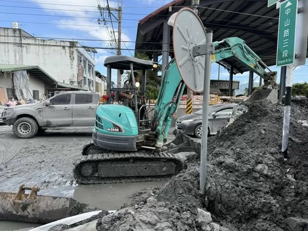 ▲▼立委陳瑩協調新北資源回收公會出動重機械 助花蓮光復鄉災後清理。(圖/取自陳瑩臉書粉絲團)