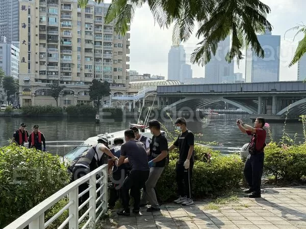 ▲五福橋附近救起一名男子,但已經明顯死亡 。(圖/記者吳世龍攝)