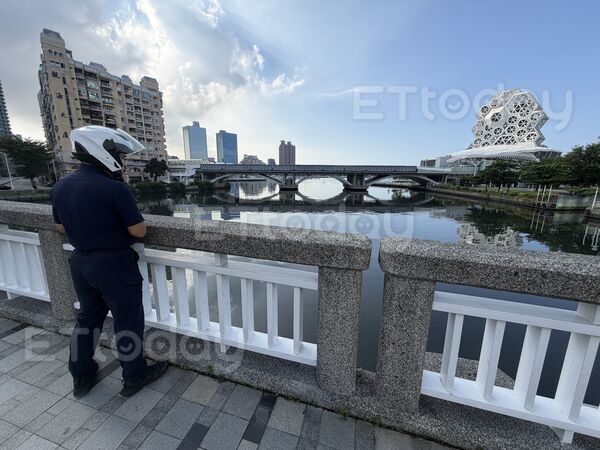 ▲五福橋附近救起一名男子,但已經明顯死亡 。(圖/記者吳世龍攝)