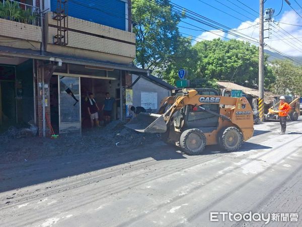 ▲台南市政府跨局處投入災後復原,展現地方政府同舟共濟精神。(圖/記者林東良翻攝,下同)