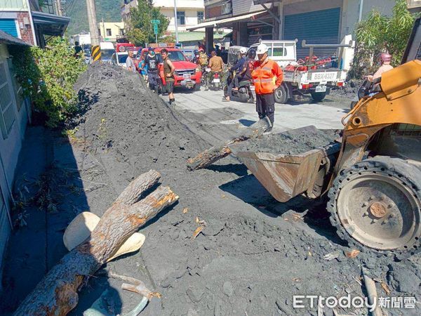 ▲台南市政府跨局處投入災後復原,展現地方政府同舟共濟精神。(圖/記者林東良翻攝,下同)