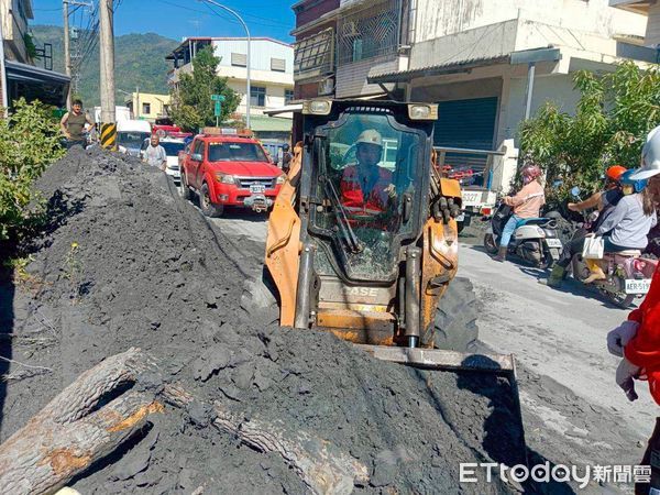 ▲台南市政府跨局處投入災後復原,展現地方政府同舟共濟精神。(圖/記者林東良翻攝,下同)