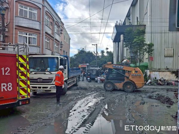 ▲台南市政府跨局處投入災後復原,展現地方政府同舟共濟精神。(圖/記者林東良翻攝,下同)