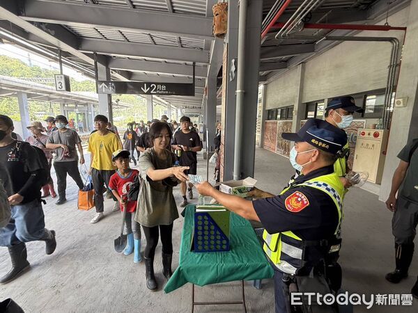 ▲鐵路警察局在光復車站增設機動派出所呼籲民眾勿信捐款詐騙。(圖/記者張君豪翻攝)