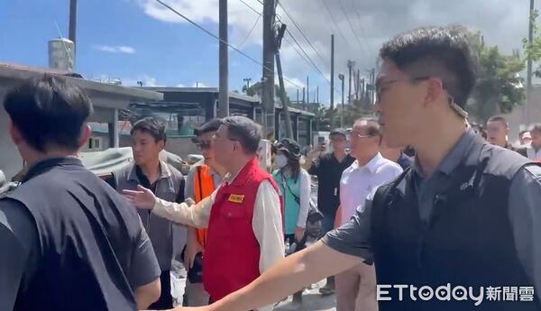 ▲▼行政院長卓榮泰遇民眾陳情。(圖/記者黃彥傑攝)