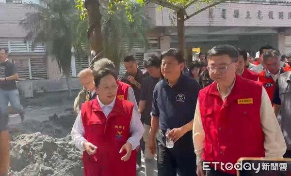 ▲▼行政院長卓榮泰遇民眾陳情。(圖/記者黃彥傑攝)