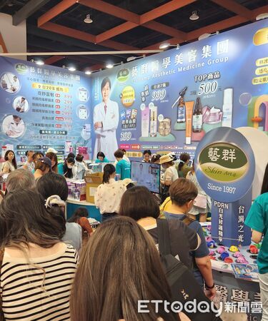▲藝群醫學美容集團於台北世貿美容展推出PDRN白光修護系列,吸引眾多買家關注。(記者林東良翻攝,下同)