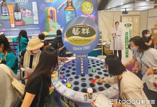 ▲藝群醫學美容集團於台北世貿美容展推出PDRN白光修護系列,吸引眾多買家關注。(記者林東良翻攝,下同)