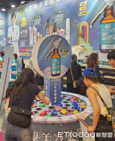 ▲藝群醫學美容集團於台北世貿美容展推出PDRN白光修護系列,吸引眾多買家關注。(記者林東良翻攝,下同)