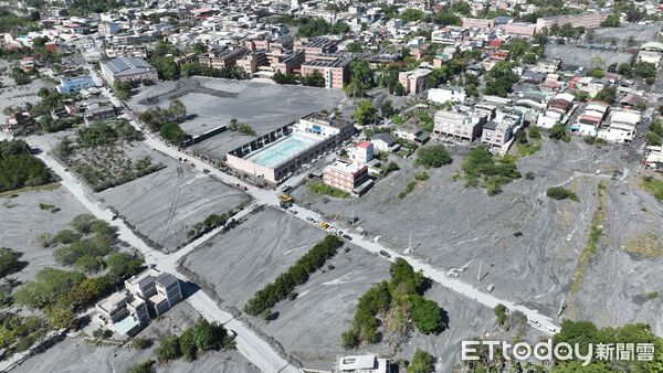 ▲▼花蓮光復鄉馬太鞍溪堰塞湖潰堤災變第五天,災區仍然一片泥濘堆積大量汙泥。圖為9/28災區空拍畫面。(圖/記者湯興漢攝)