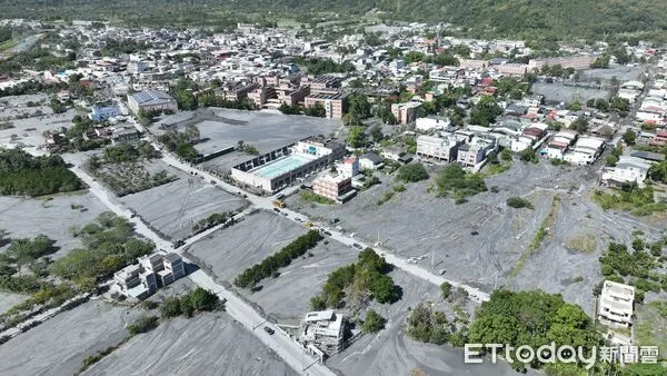 ▲▼花蓮光復鄉馬太鞍溪堰塞湖潰堤災變第五天,災區仍然一片泥濘堆積大量汙泥。圖為9/28災區空拍畫面。(圖/記者湯興漢攝)