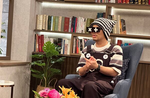 ▲▼黃明志接受鄭弘儀訪問 。(圖/三立提供)