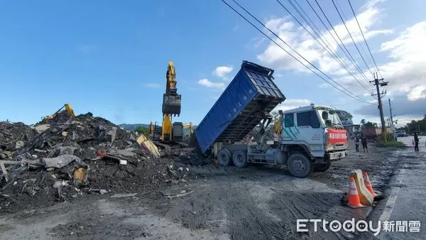 ▲▼花蓮光復鄉災區淤泥載運至台糖空地暫置。(圖/記者黃彥傑攝)