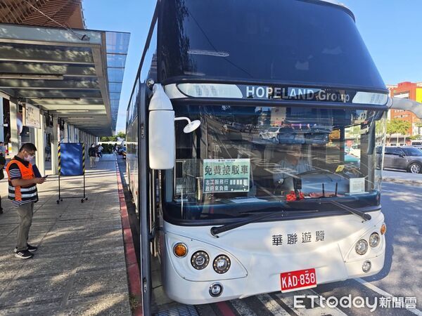 ▲▼公路局今啟動「志工服務行,政府來負擔」大客車免費接駁計畫。(圖/交通部提供)