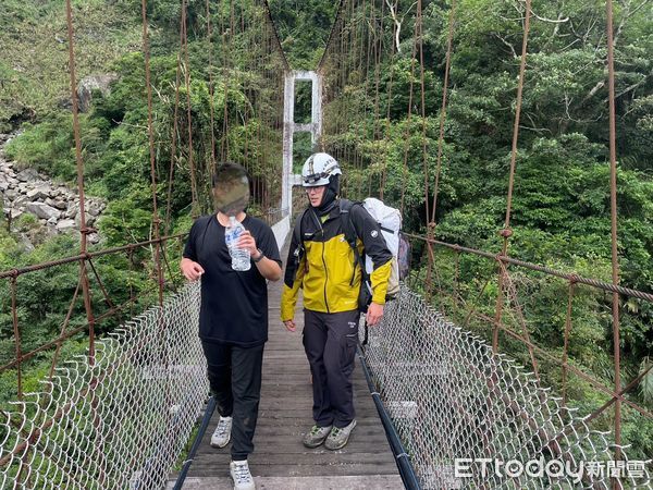 ▲▼ 千人洞步道忽竄虎頭蜂大軍 大學自組登山社成員2名遭螫傷 竹崎警急救援 。(圖/竹崎分局提供)