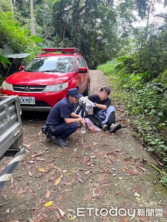 ▲▼ 千人洞步道忽竄虎頭蜂大軍 大學自組登山社成員2名遭螫傷 竹崎警急救援 。(圖/竹崎分局提供)